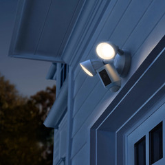 20210216_lifestyle_floodlightcamwiredplus_nighttime_garage_rgb