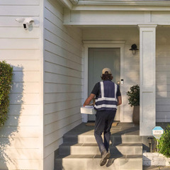 20240624_lifestyle_batterydoorbell_floodlightcamwiredplus_front_door_wide_deliveryperson_RGB